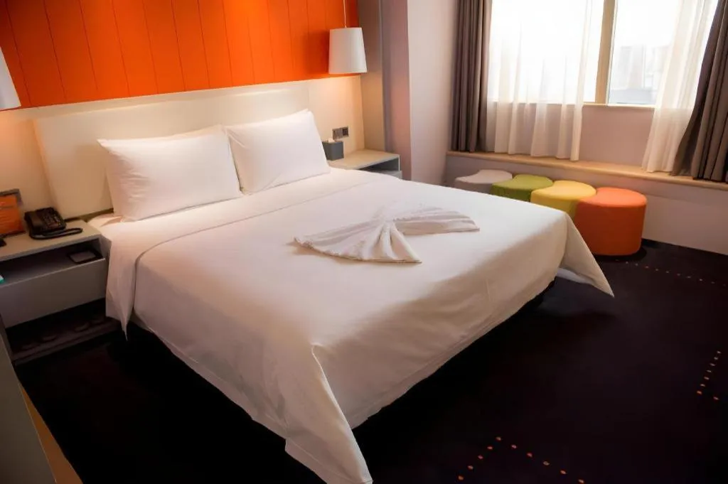 Bed in Aishang Hotel (Lecong Furniture Mall, Foshan)