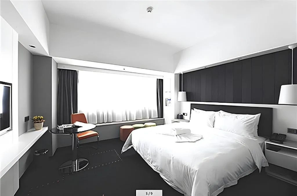 Bed in Aishang Hotel (Lecong Furniture Mall, Foshan)