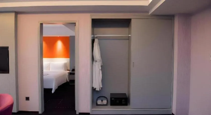 Bed in Aishang Hotel (Lecong Furniture Mall, Foshan)