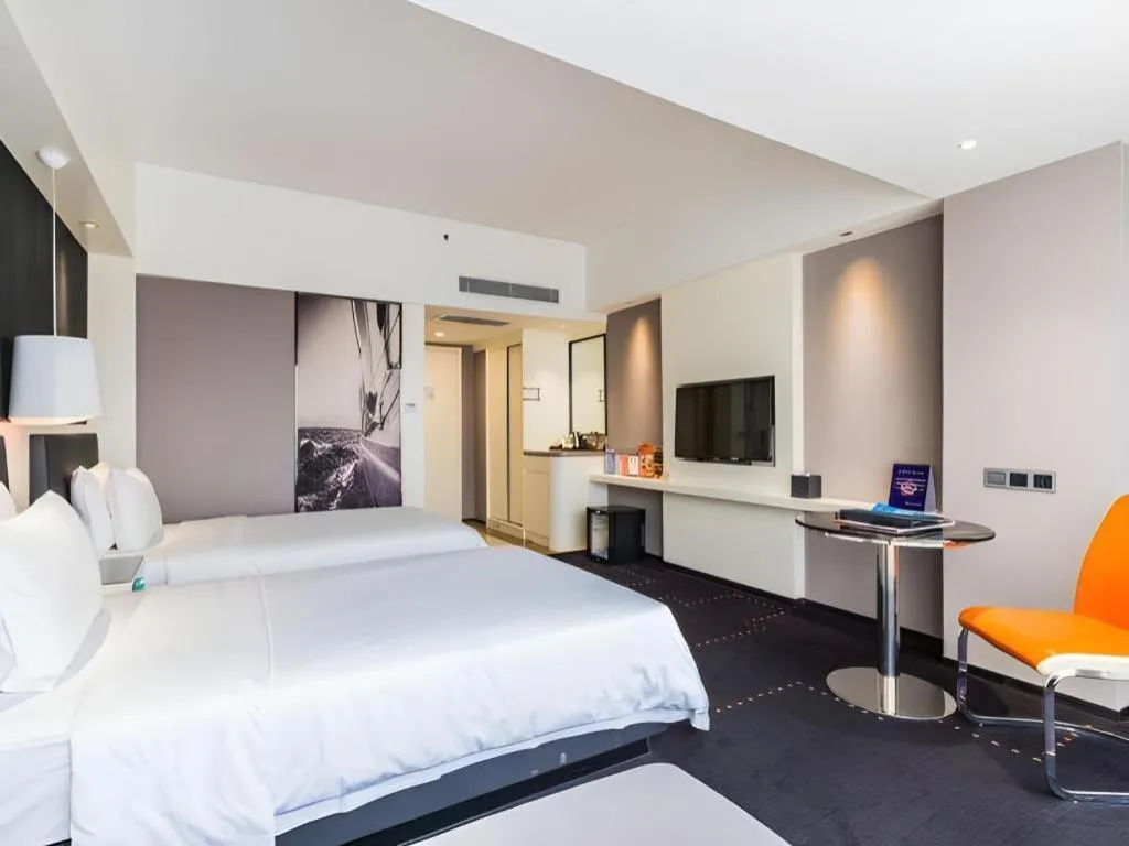 Bed in Aishang Hotel (Lecong Furniture Mall, Foshan)