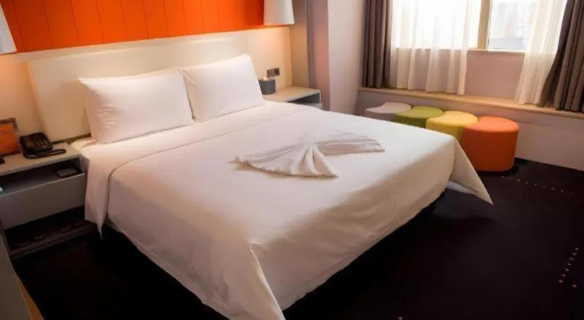 Bed in Aishang Hotel (Lecong Furniture Mall, Foshan)