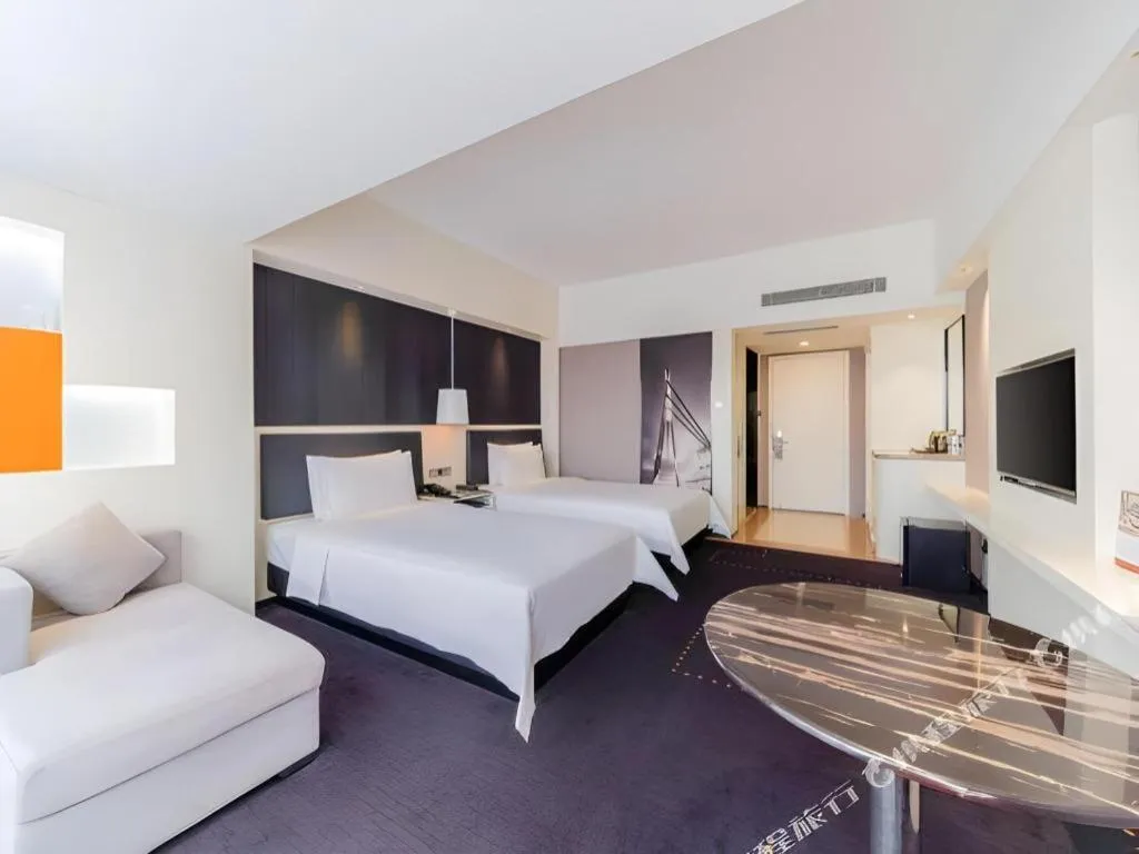 Bed in Aishang Hotel (Lecong Furniture Mall, Foshan)