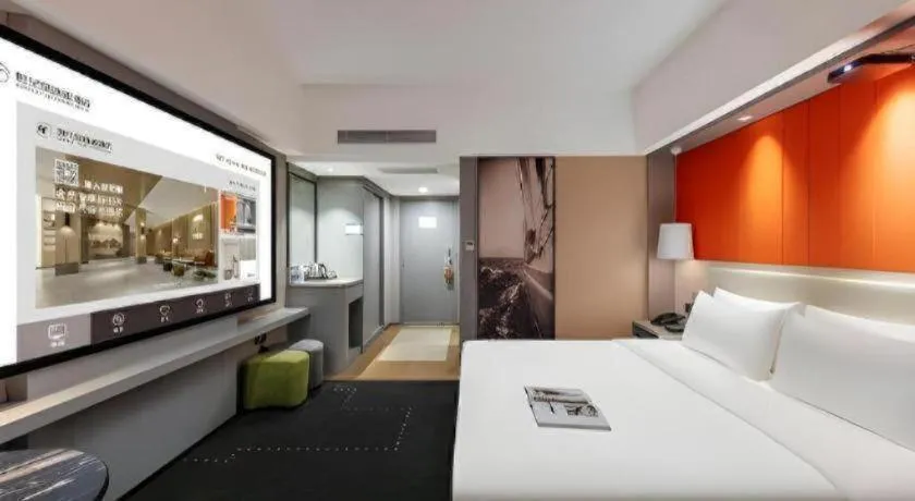 Bed in Aishang Hotel (Lecong Furniture Mall, Foshan)