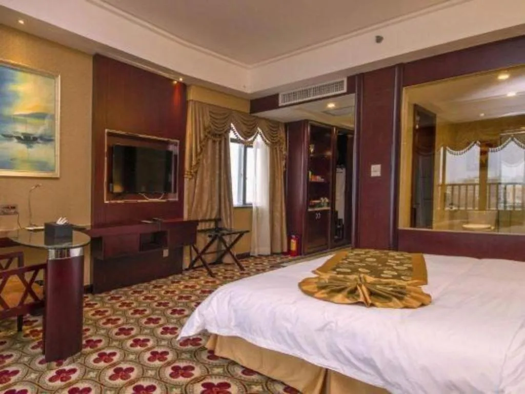 Bed in Taishan Bojue Hotel