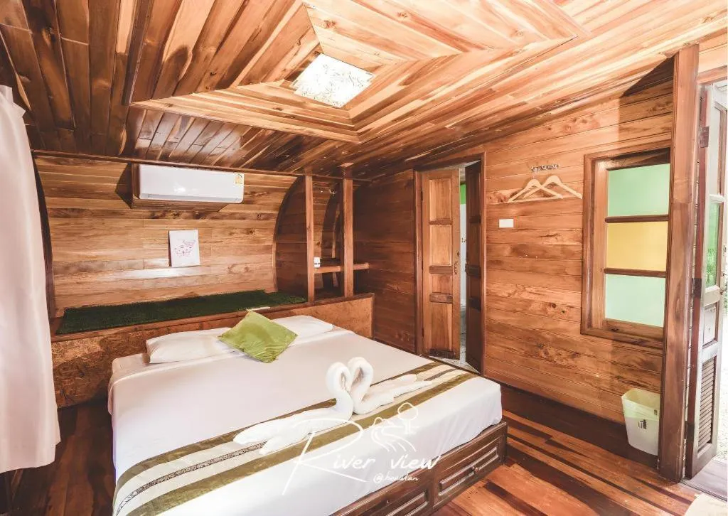 Bed in River View Resort At Chaewlan