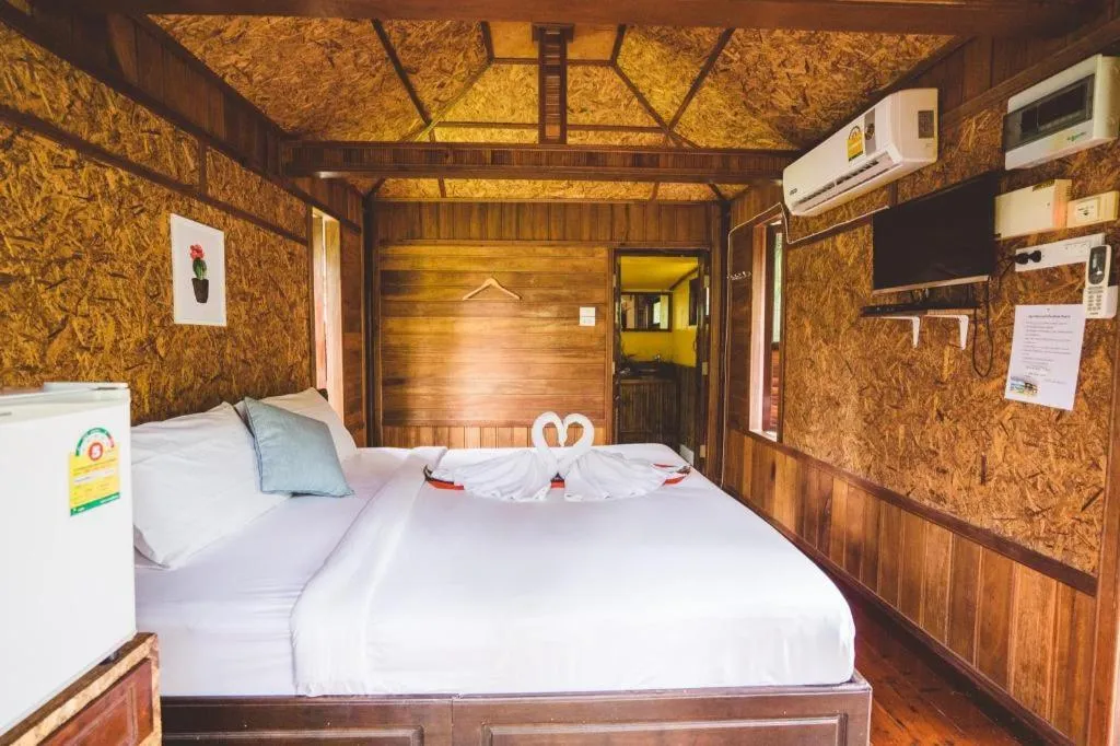 Bed in River View Resort At Chaewlan