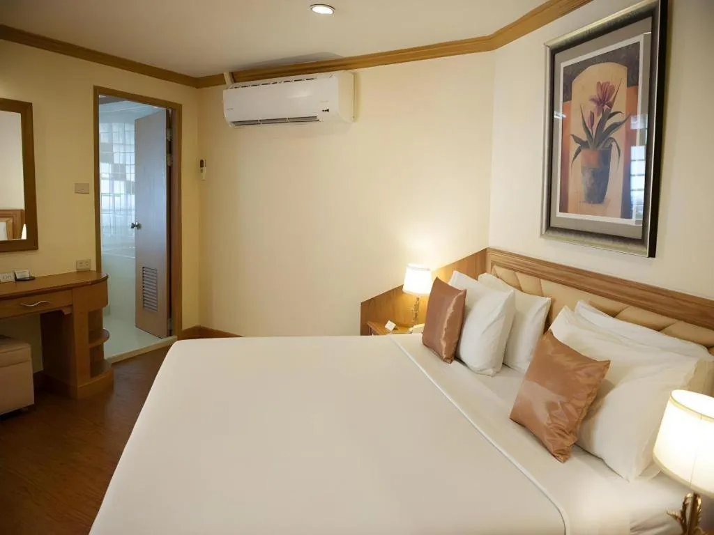 Bed in Lido Beach Hotel