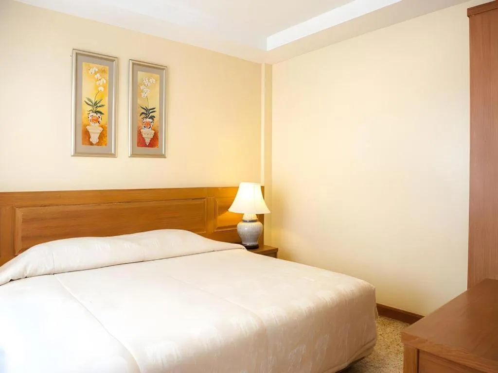 Bed in Lido Beach Hotel