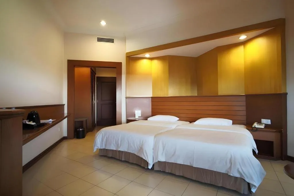 Bed in Hotel Niagara Parapat