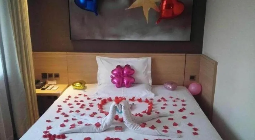 Bed in IU Hotel Tianjin Xiqing Zhong Bei Zhen Branch