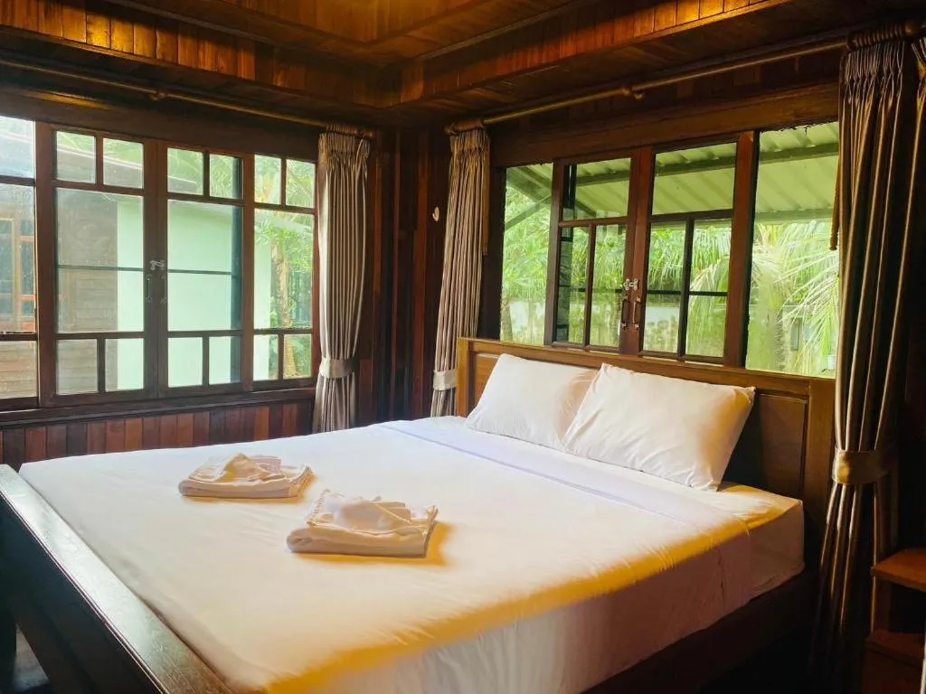 Bed in Phuphayot Resort
