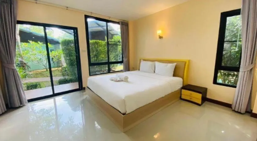 Bed in Phuphayot Resort