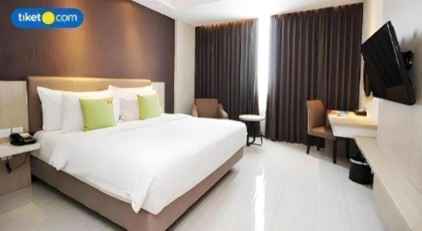 Bed in Hotel Dafam Pacific Caesar