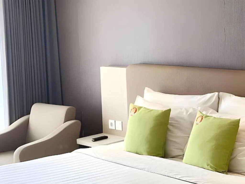 Bed in Hotel Dafam Pacific Caesar