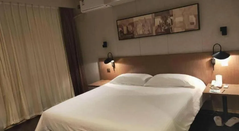 Bed in Jinjiang Inn Select Shenyang Tawan Xingshun Night Market Metro Station