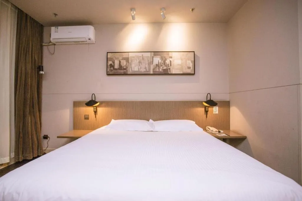 Bed in Jinjiang Inn Select Shenyang Tawan Xingshun Night Market Metro Station