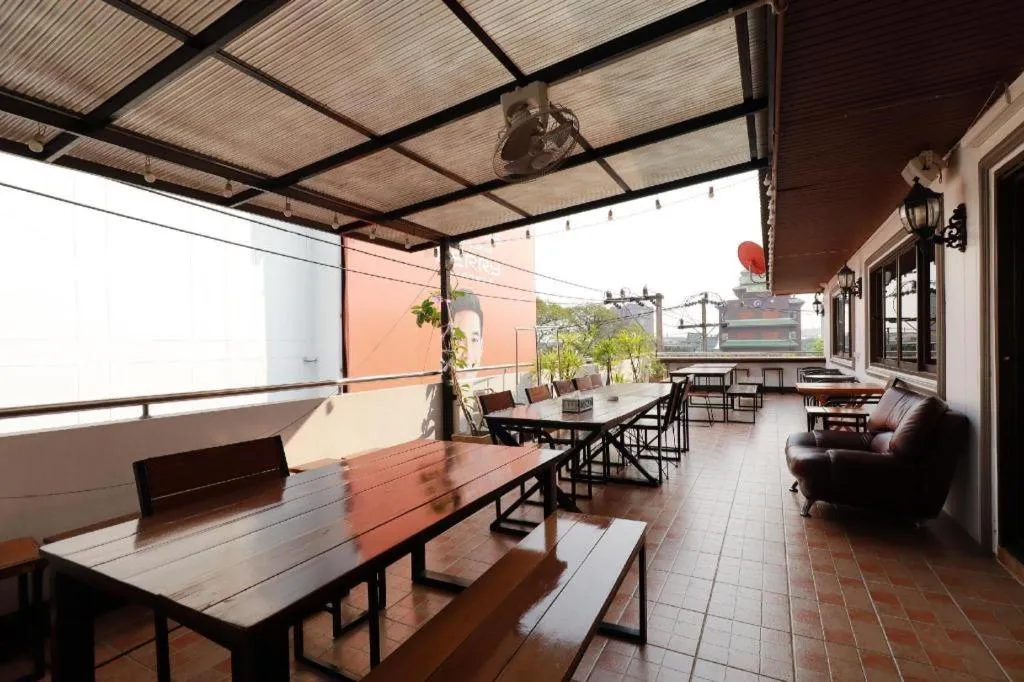 Le Light House & Hostel