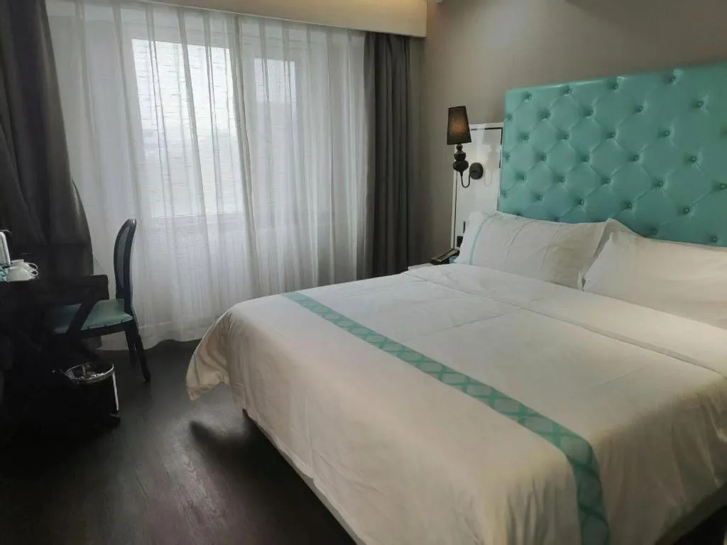 Bed in Xana Hotelle Beijing Qianmen Footbridge Metro Station