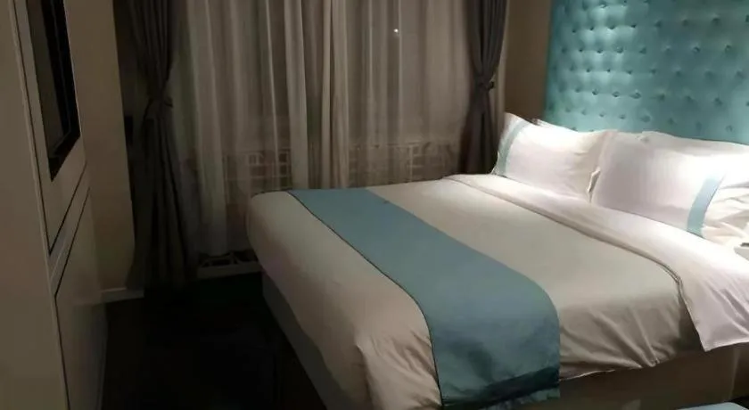 Bed in Xana Hotelle Beijing Qianmen Footbridge Metro Station