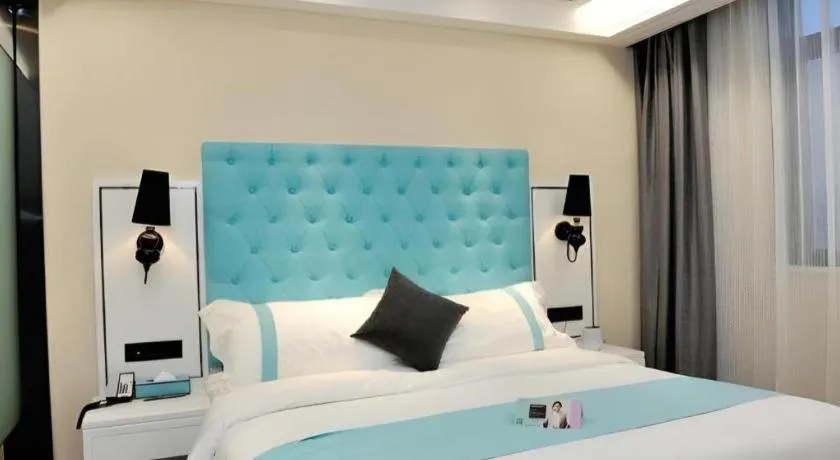 Bed in Xana Hotelle Beijing Qianmen Footbridge Metro Station