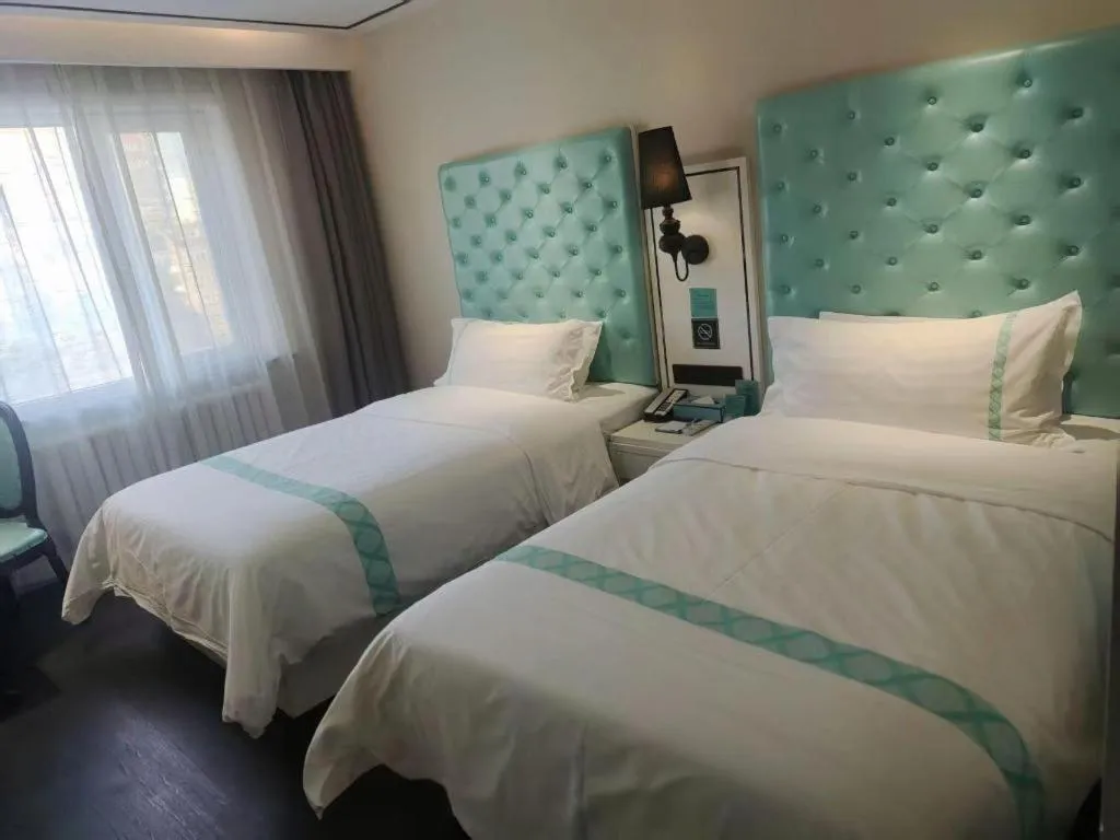 Bed in Xana Hotelle Beijing Qianmen Footbridge Metro Station