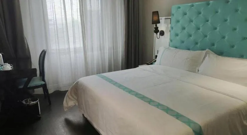 Bed in Xana Hotelle Beijing Qianmen Footbridge Metro Station