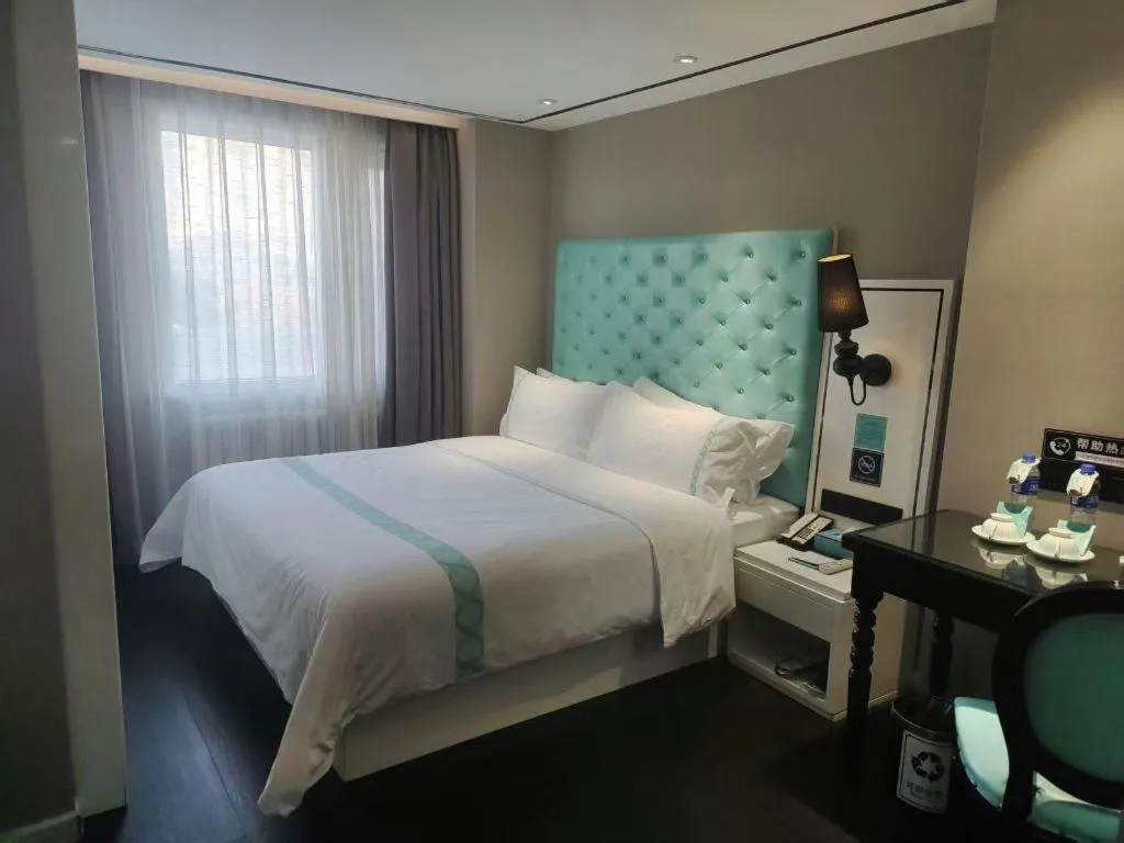 Bed in Xana Hotelle Beijing Qianmen Footbridge Metro Station