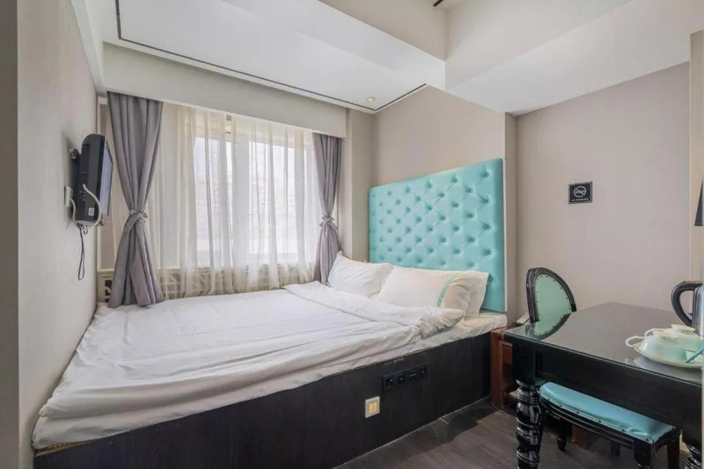 Bed in Xana Hotelle Beijing Qianmen Footbridge Metro Station