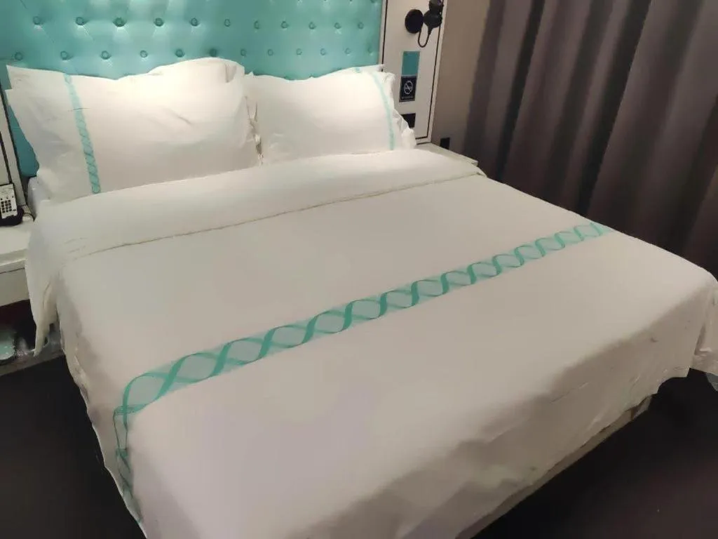 Bed in Xana Hotelle Beijing Qianmen Footbridge Metro Station