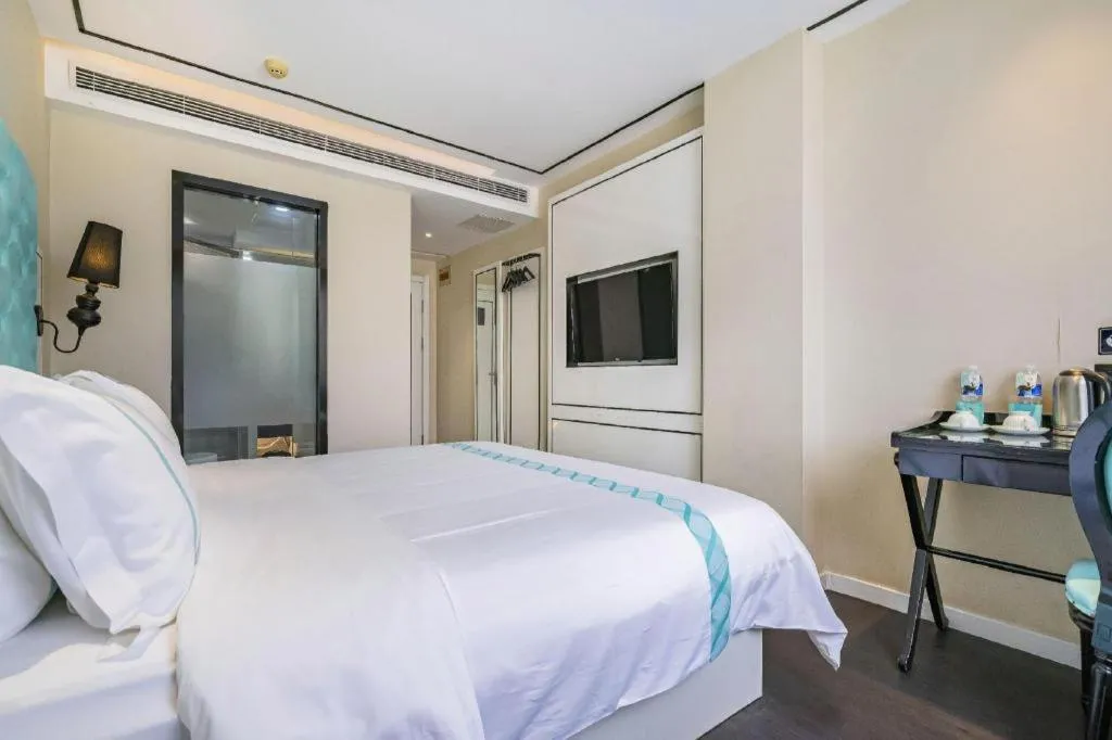 Bed in Xana Hotelle Beijing Qianmen Footbridge Metro Station