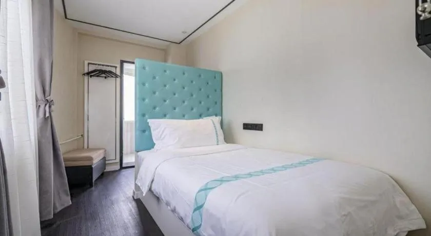 Bed in Xana Hotelle Beijing Qianmen Footbridge Metro Station