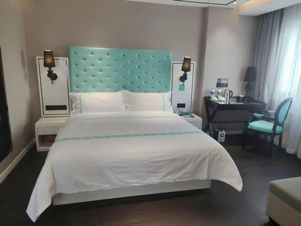 Bed in Xana Hotelle Beijing Qianmen Footbridge Metro Station