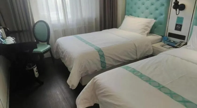 Bed in Xana Hotelle Beijing Qianmen Footbridge Metro Station