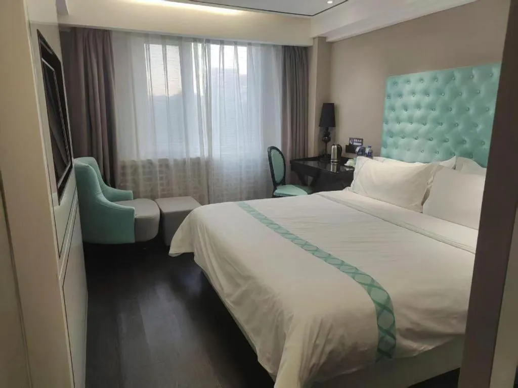 Bed in Xana Hotelle Beijing Qianmen Footbridge Metro Station