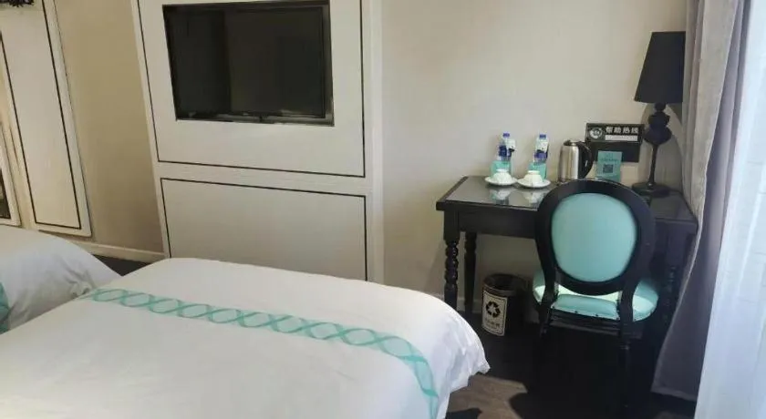 Bed in Xana Hotelle Beijing Qianmen Footbridge Metro Station