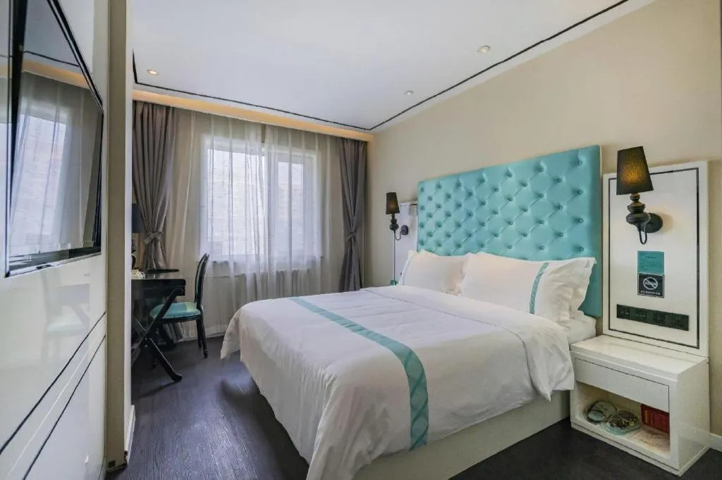 Bed in Xana Hotelle Beijing Qianmen Footbridge Metro Station