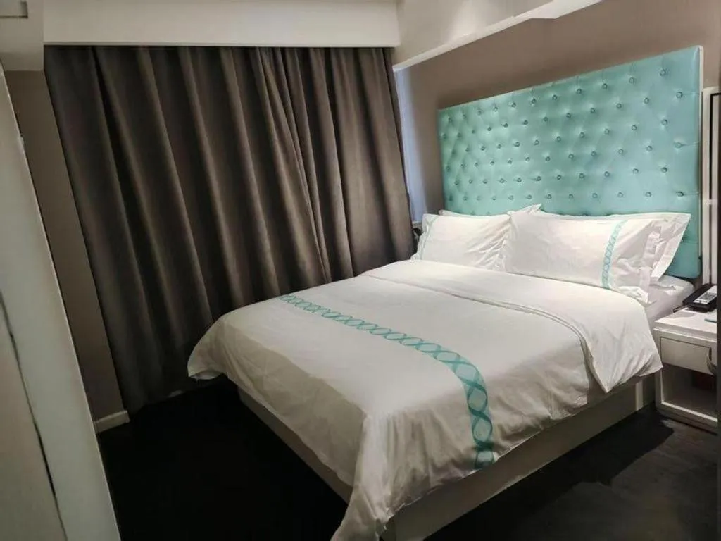 Bed in Xana Hotelle Beijing Qianmen Footbridge Metro Station