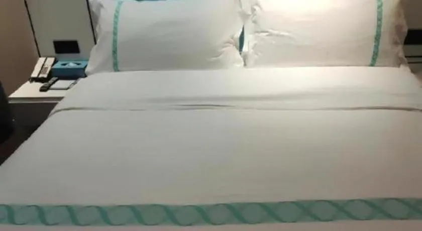 Bed in Xana Hotelle Beijing Qianmen Footbridge Metro Station