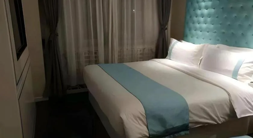 Bed in Xana Hotelle Beijing Qianmen Footbridge Metro Station
