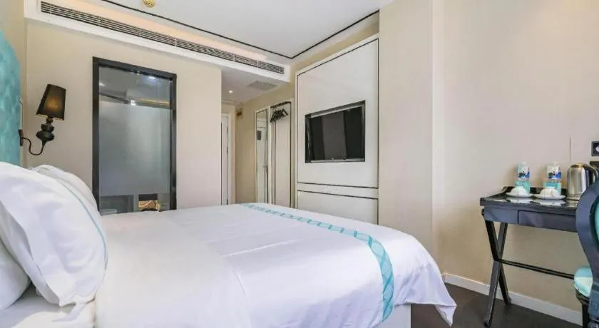 Bed in Xana Hotelle Beijing Qianmen Footbridge Metro Station