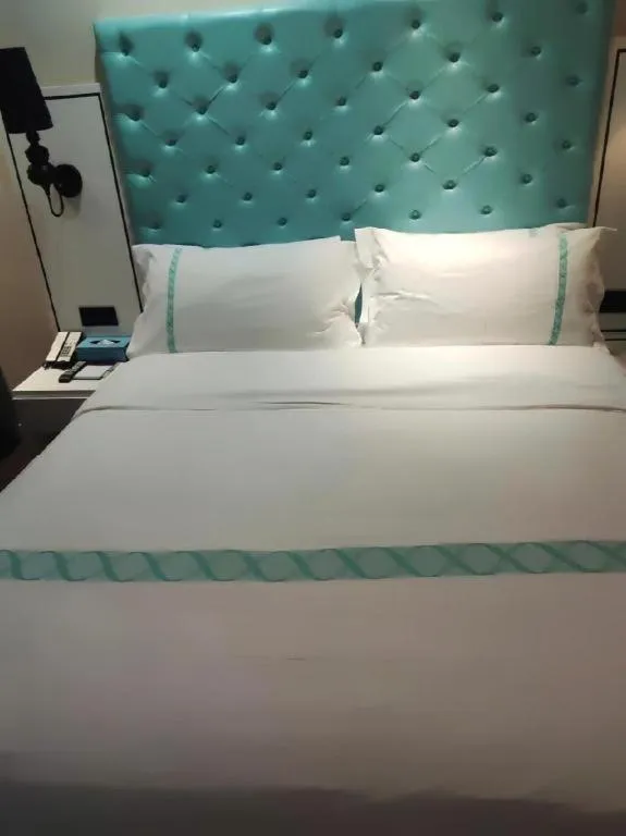 Bed in Xana Hotelle Beijing Qianmen Footbridge Metro Station