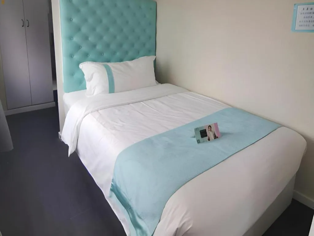 Bed in Xana Hotelle Beijing Qianmen Footbridge Metro Station