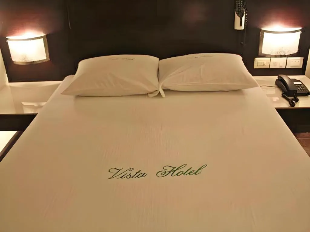 Bed in Vista Hotel Cubao