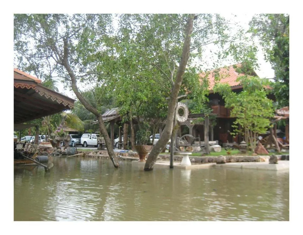 Baansuan Amphawan Resort