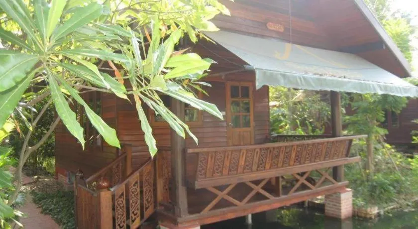 Baansuan Amphawan Resort