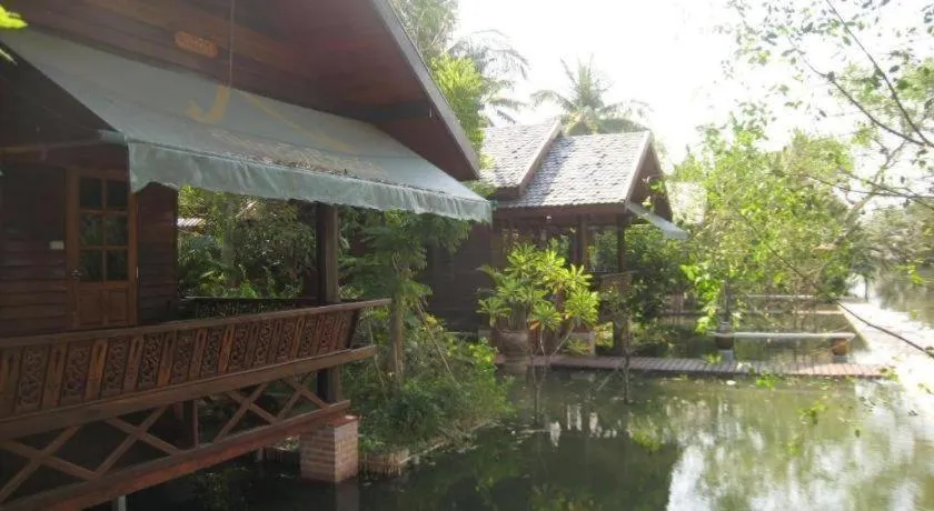 Baansuan Amphawan Resort