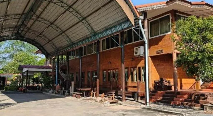 Baansuan Amphawan Resort