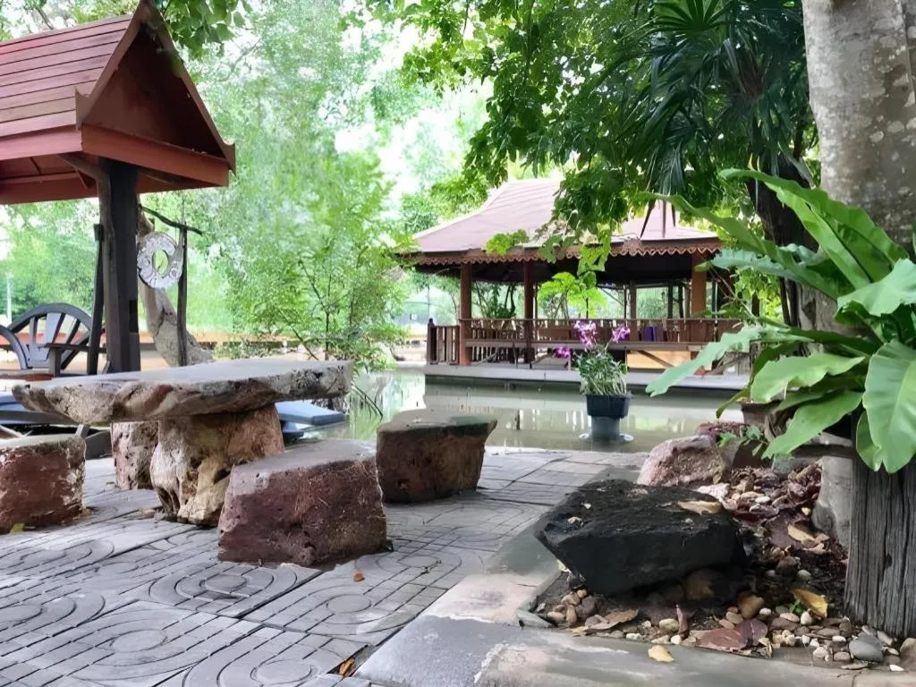 Baansuan Amphawan Resort