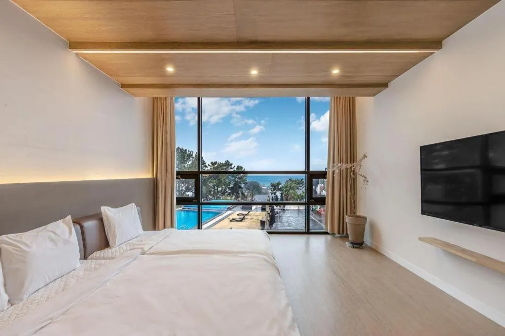 Bed in Dam and Roo Resort