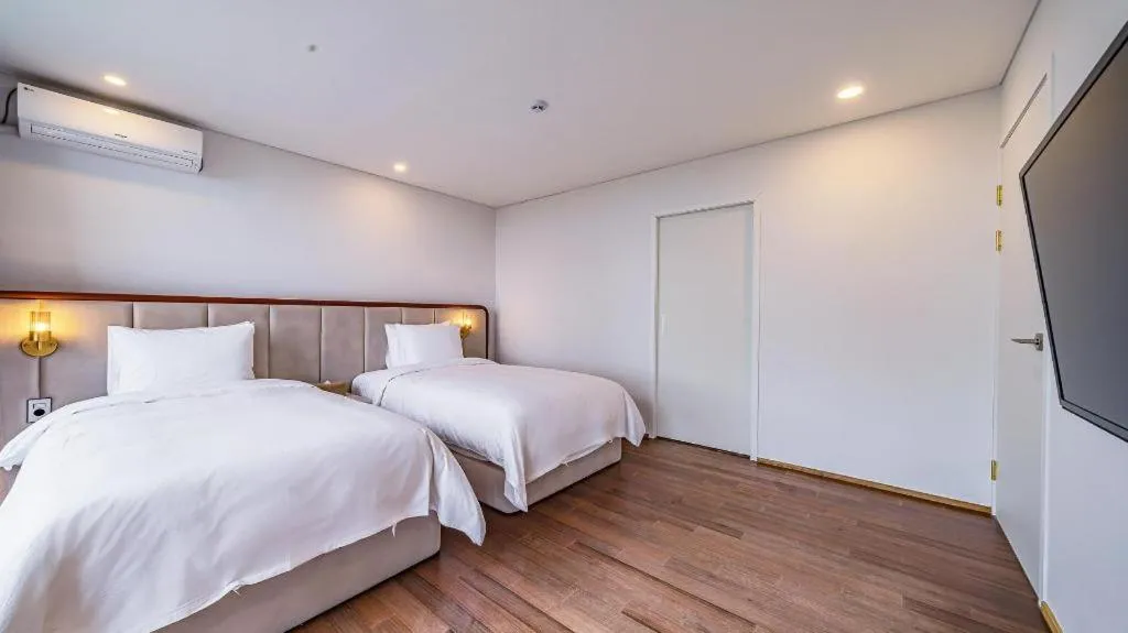 Bed in Dam and Roo Resort